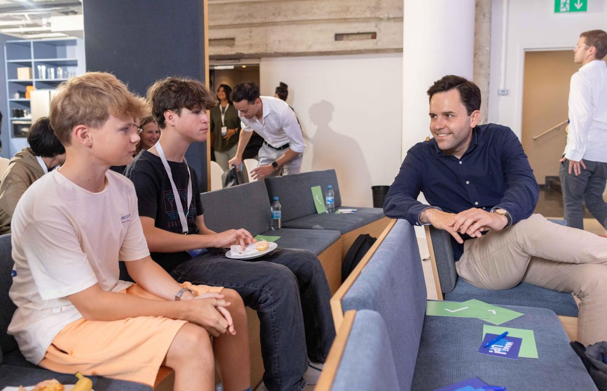 Zwei Schüler unterhalten sich mit Johannes Winkel