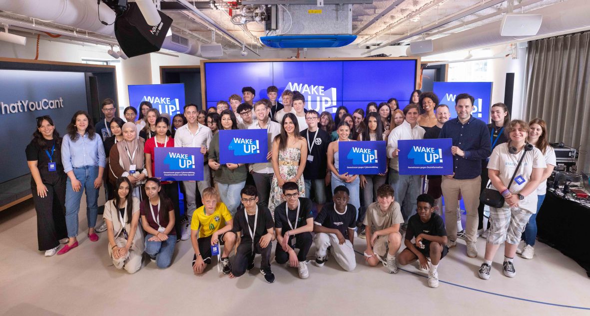 Gruppenfoto mit Gästen, Moderation, Schüler:innen und Team