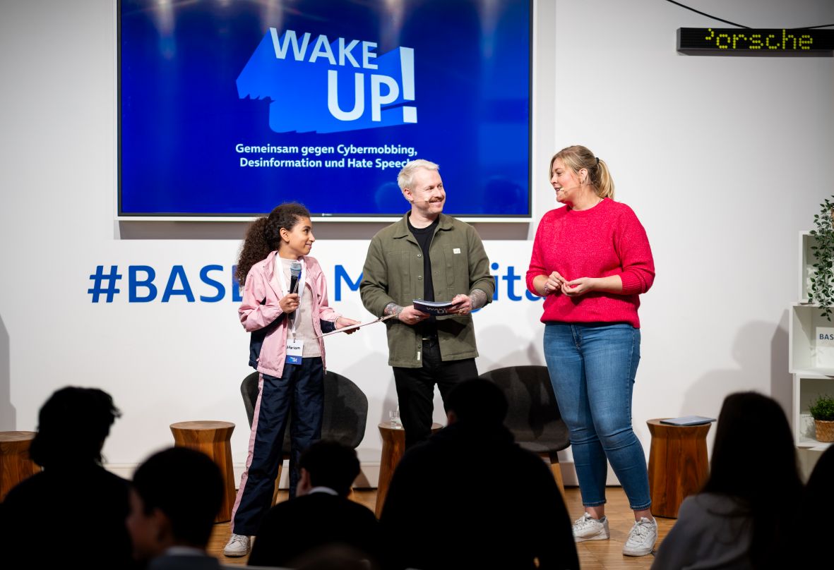 Pia, Jan und Schülerin auf der Bühne