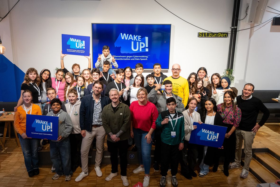 Gruppenfoto mit allen Teilnehmenden