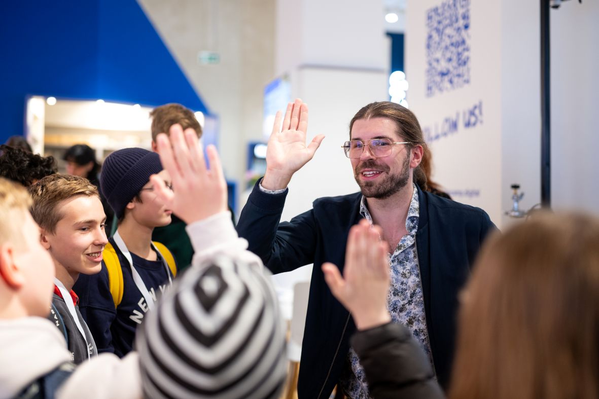 Schüler klatschen mit Alexander Prinz ab