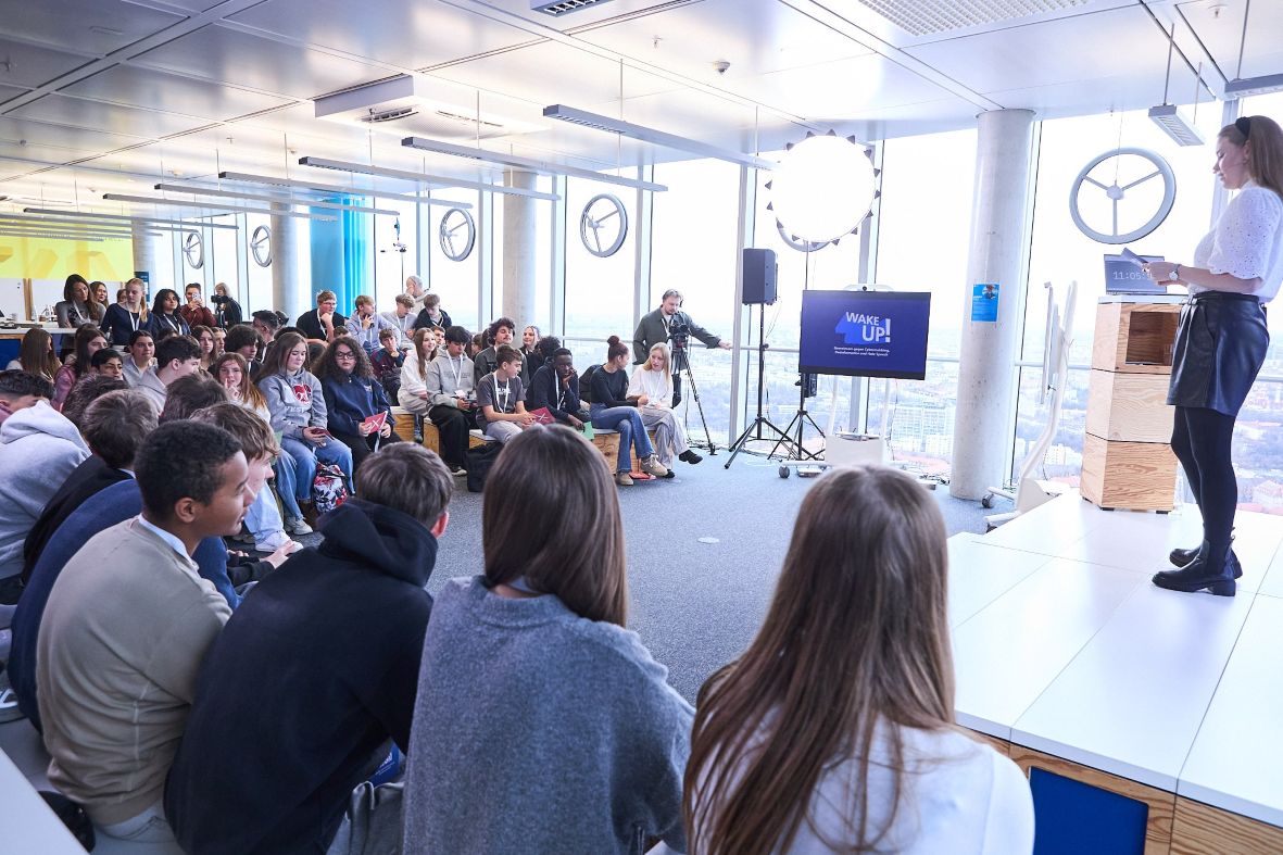 Blick in den Veranstaltungsraum mit Schulklassen