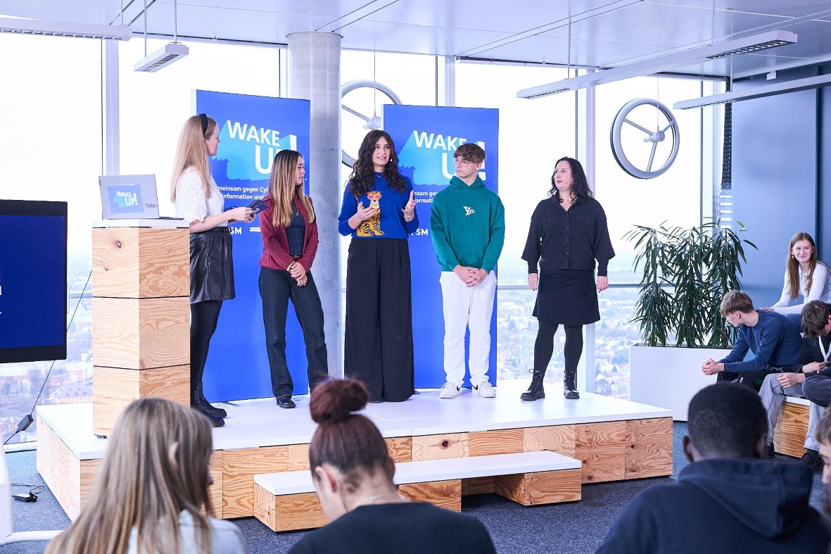 Gäste und Moderation auf der Bühne