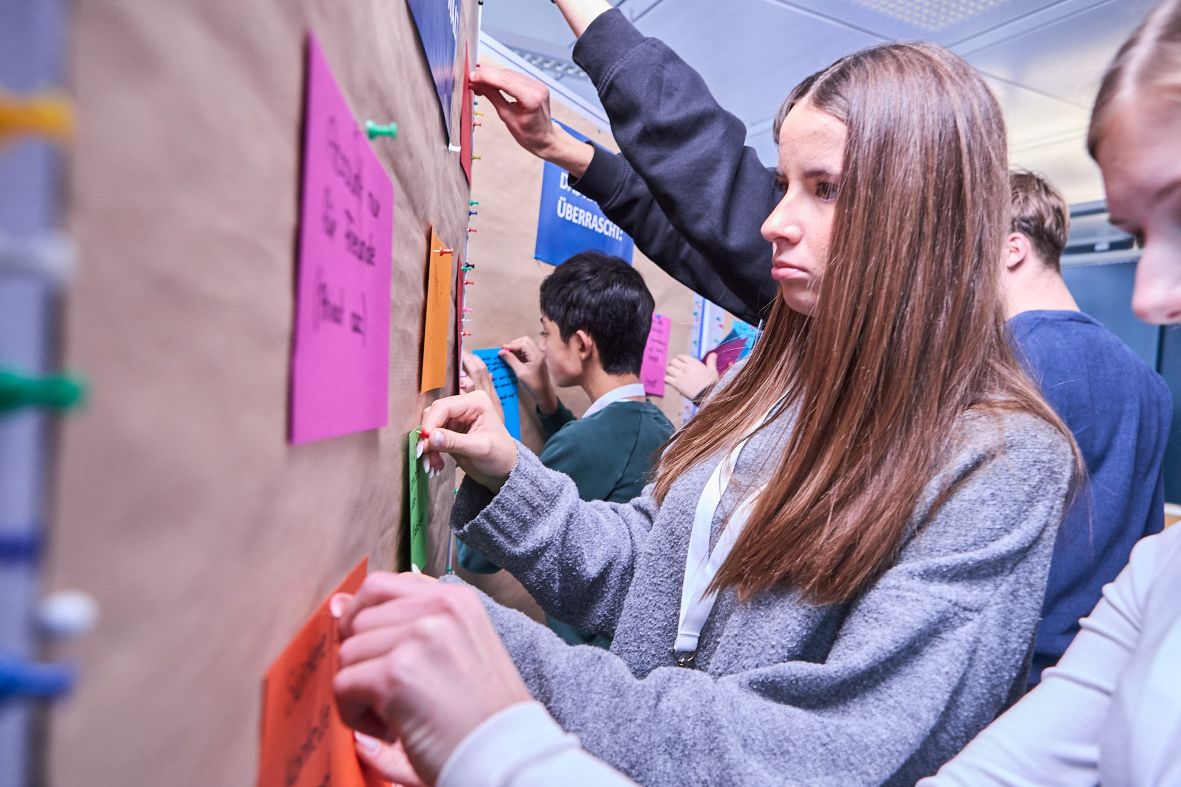 Schülerin an Pinnwand