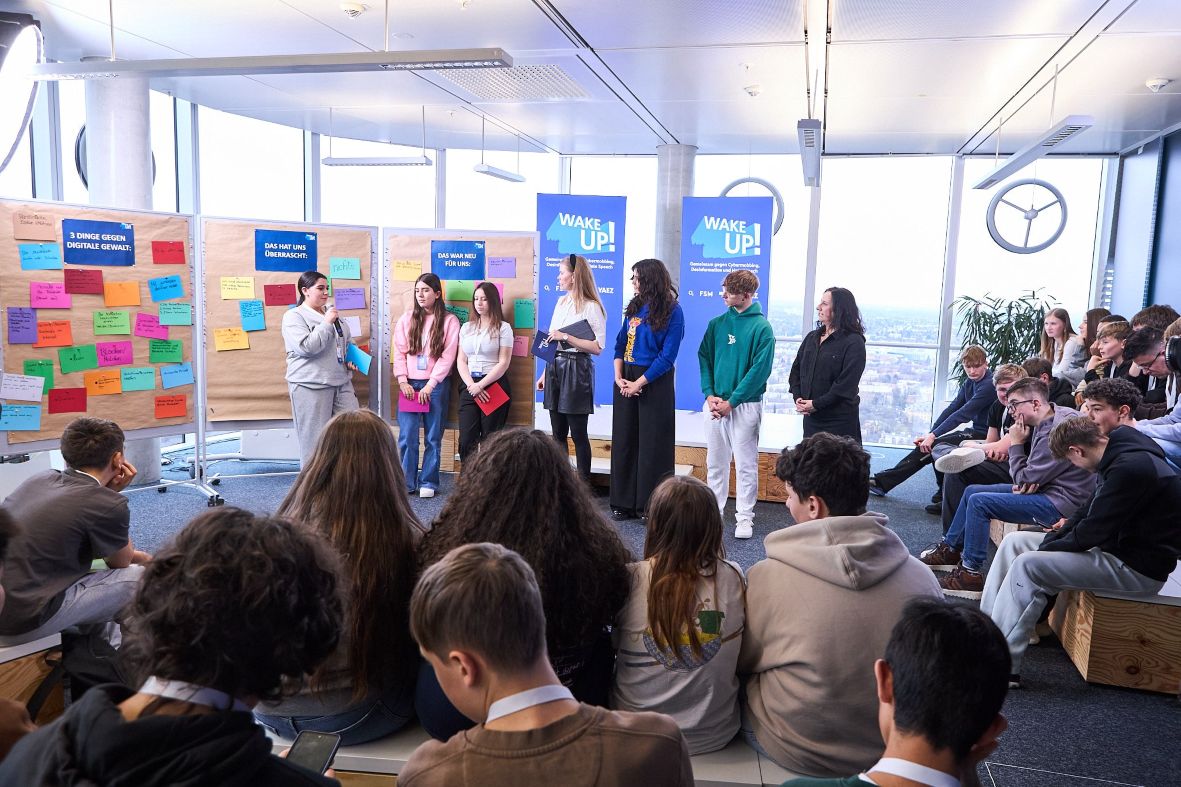 Schülerinnen bei der Besprechung des Arbeitsauftrags