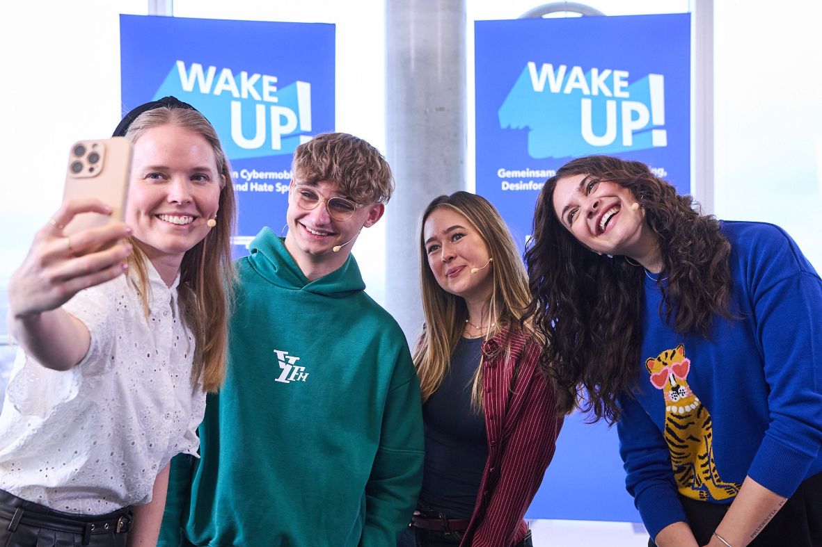 Selfie von Moderation und Gästen