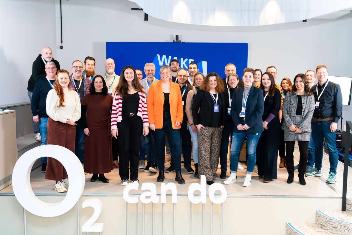 Gruppenfoto mit Eltern und Gästen auf der Bühne