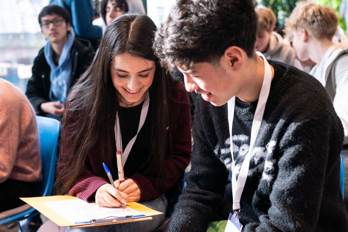 Schüler:innen bearbeiten ein Arbeitsblatt