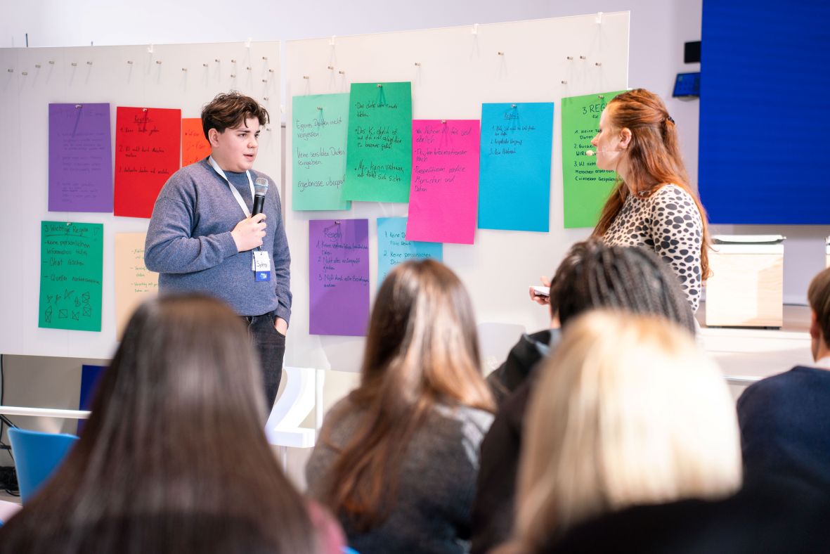 Schüler mit Moderatorin bei der Aufgabenbesprechung