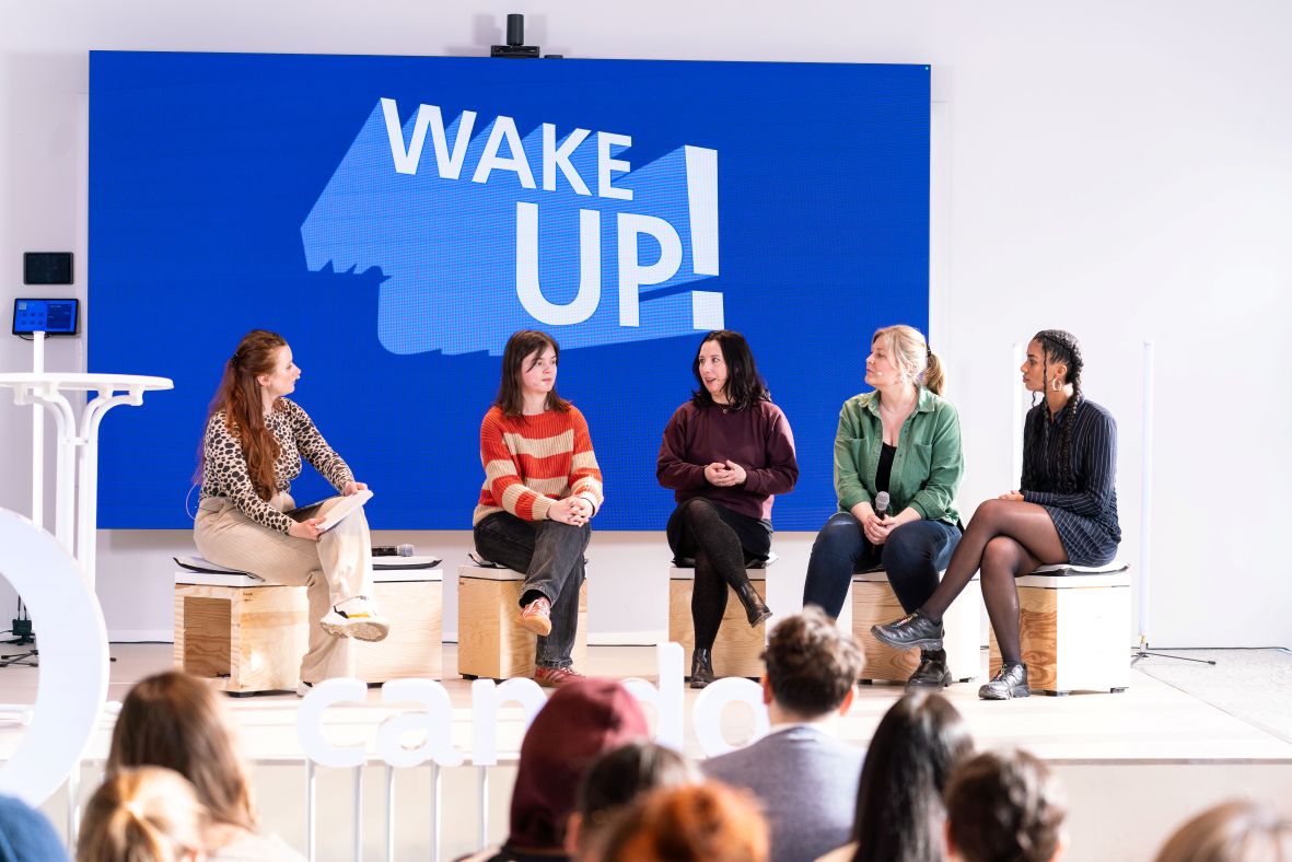 Gesprächsrunde mit Gästen auf der Bühne