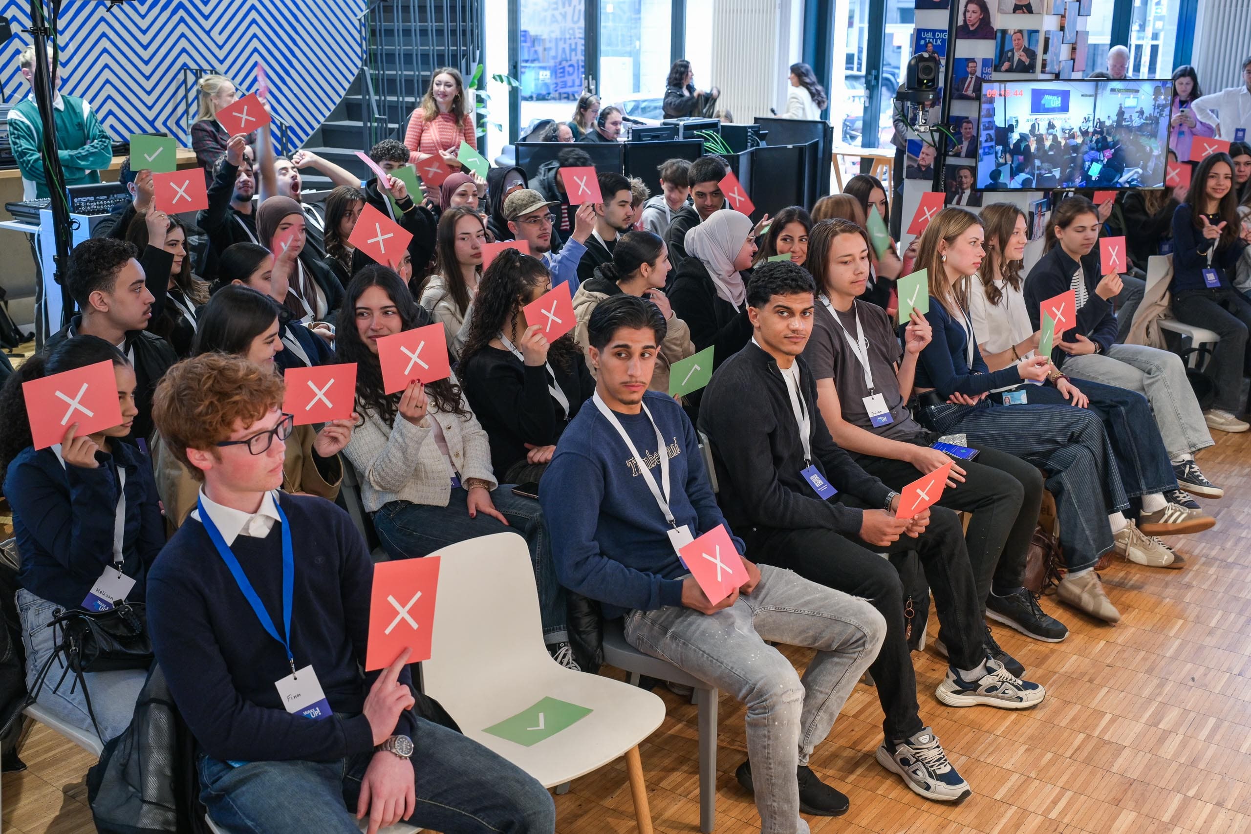 Schüler:innen bei einer Abstimmung mit Karten