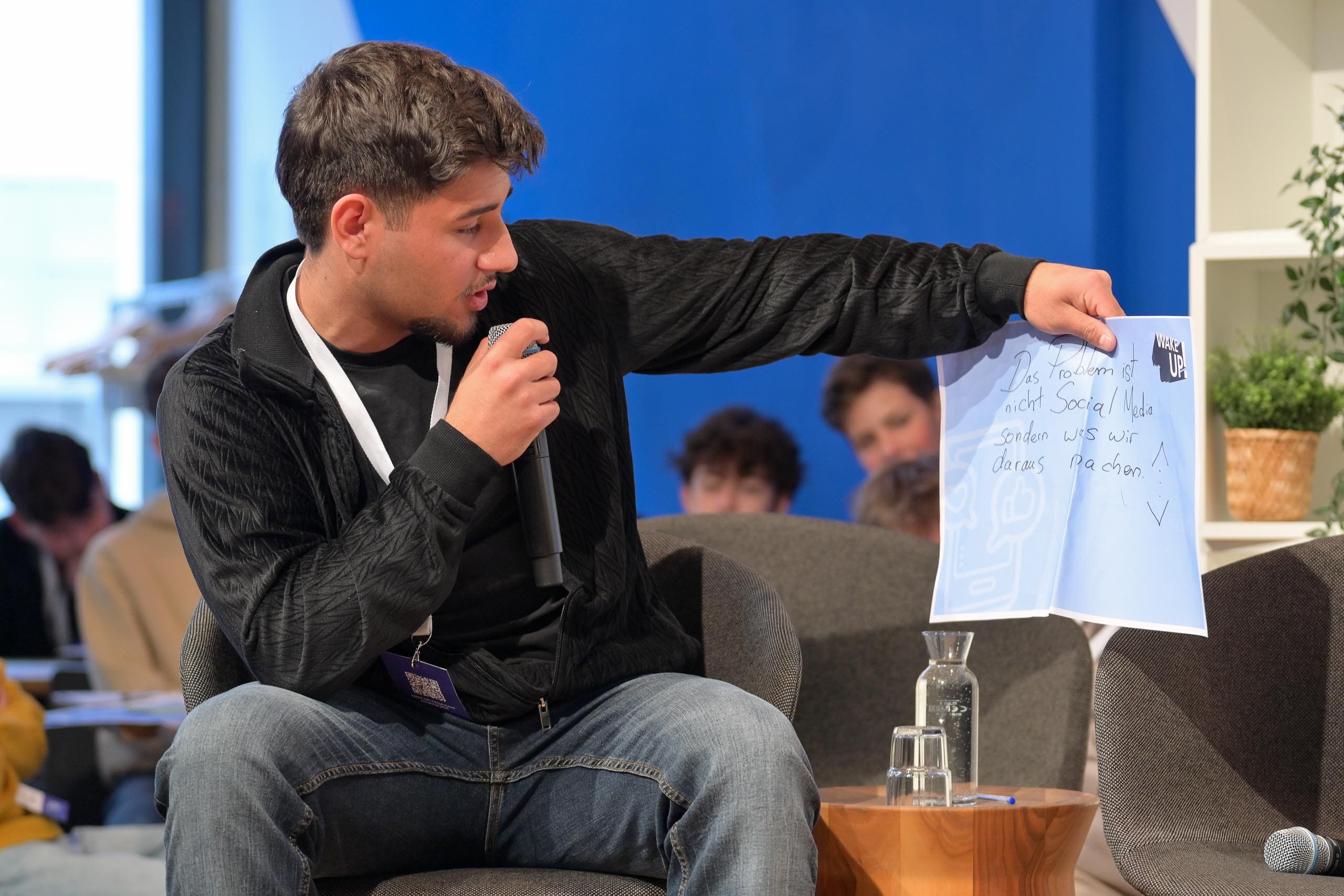 Schüler stellt Ergebnis des Arbeitsauftrags vor