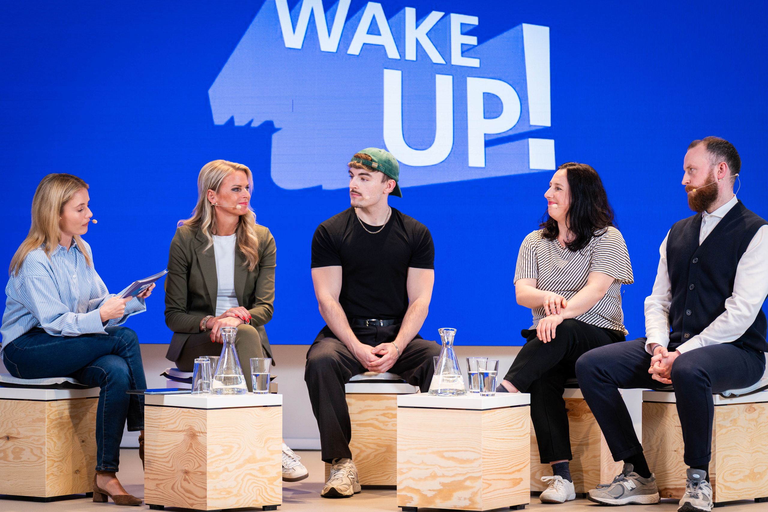 Gäste auf der Bühne bei Podiumsgespräch