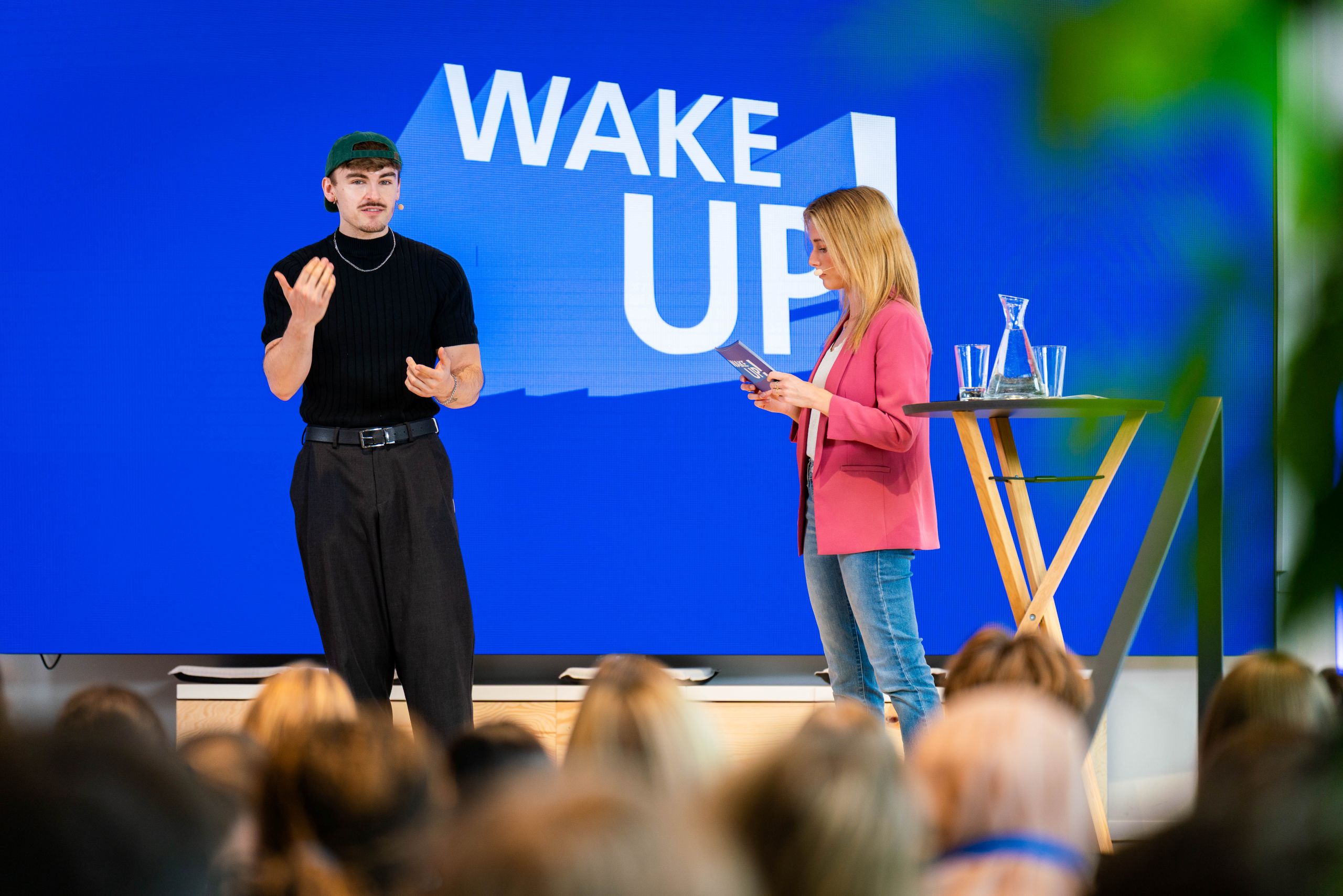 Pascal redet auf der Bühne