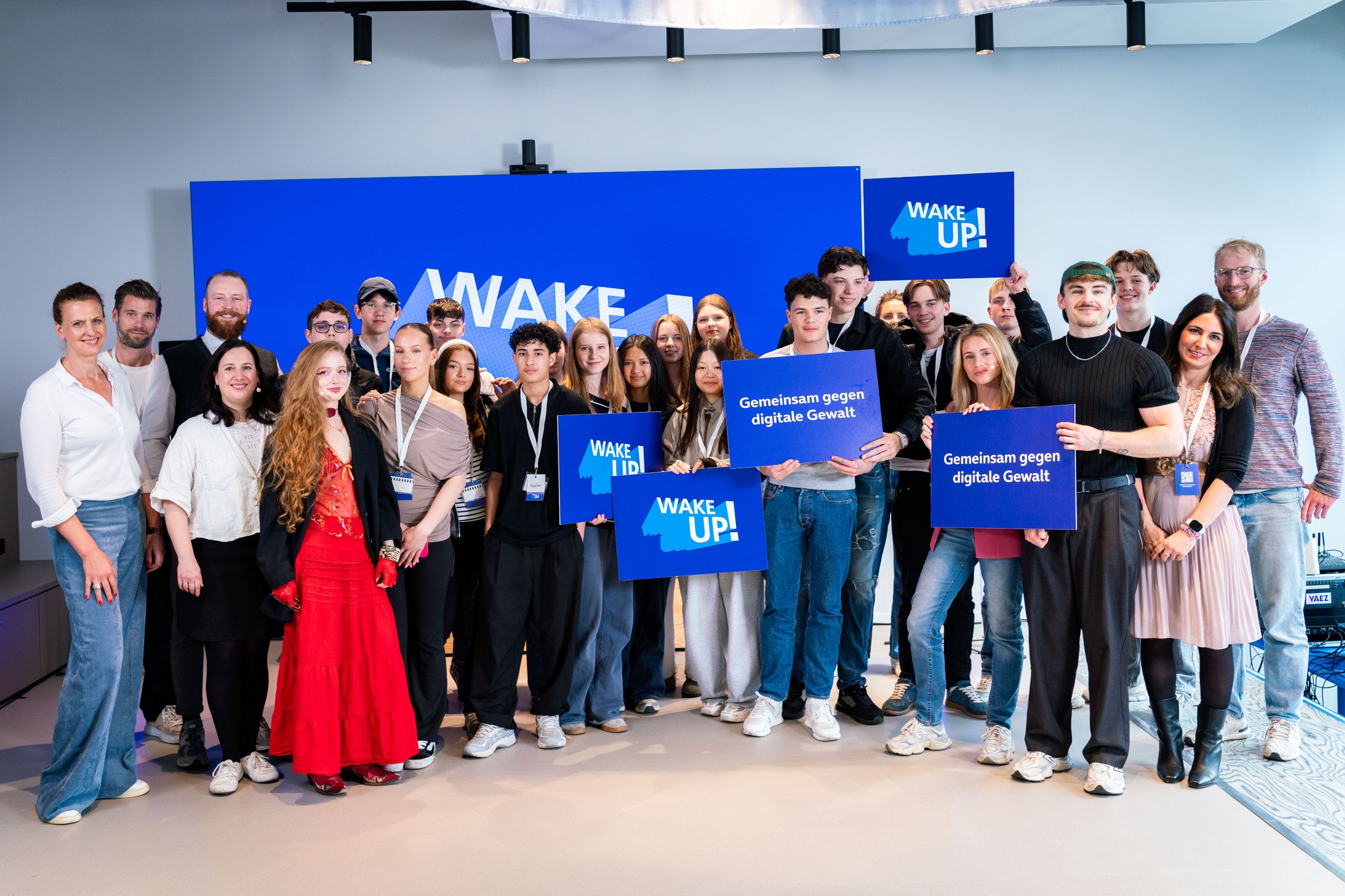 Gruppenbild Gäste und Schüler:innen