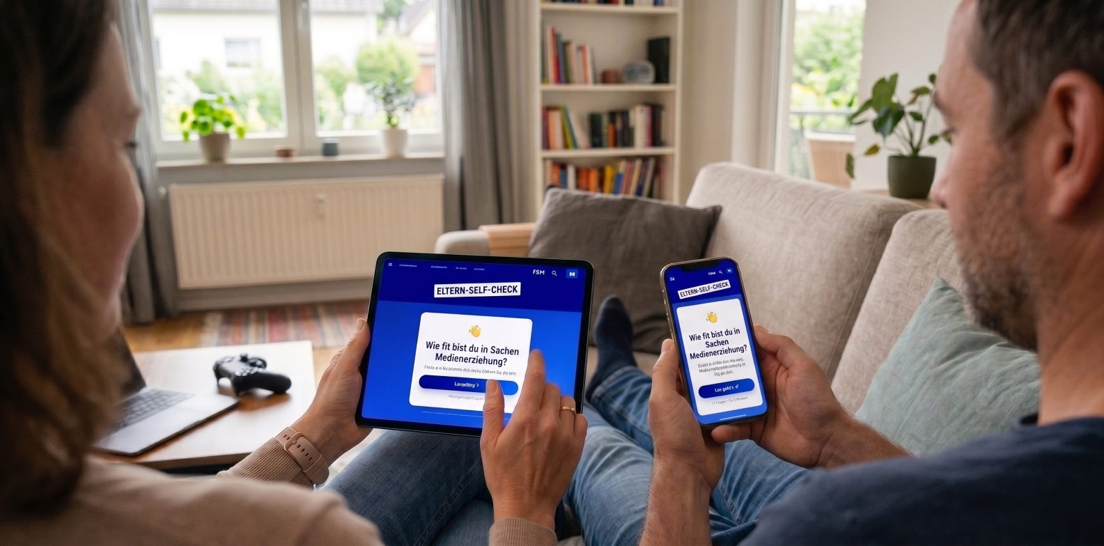 Eltern füllen am Tablet und Handy den Self-Check aus